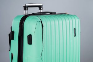 valise verte en plastique endommagée 