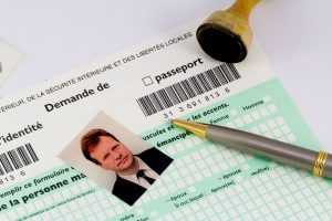 Photo identité avec stylo et tampon posés sur formulaire demande passeport biométrique 